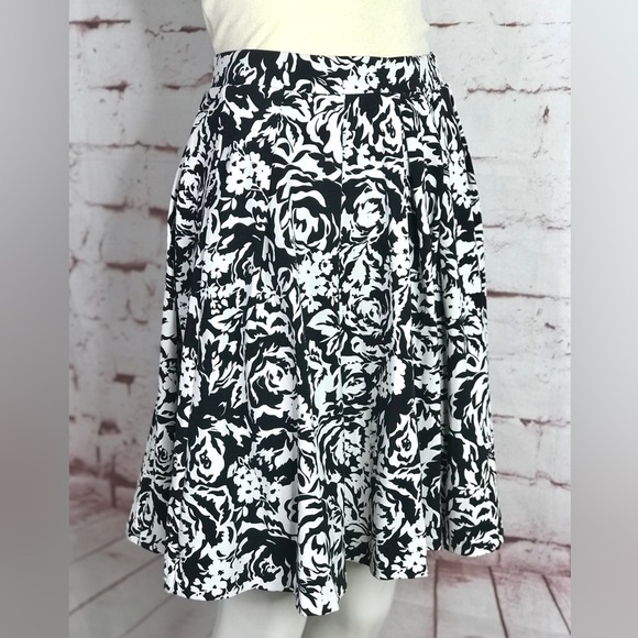 ADRIENNE VITTADINI XS Floral Black & White Box Pleat A-Line Swing Skater Skirt - Picture 7 of 13